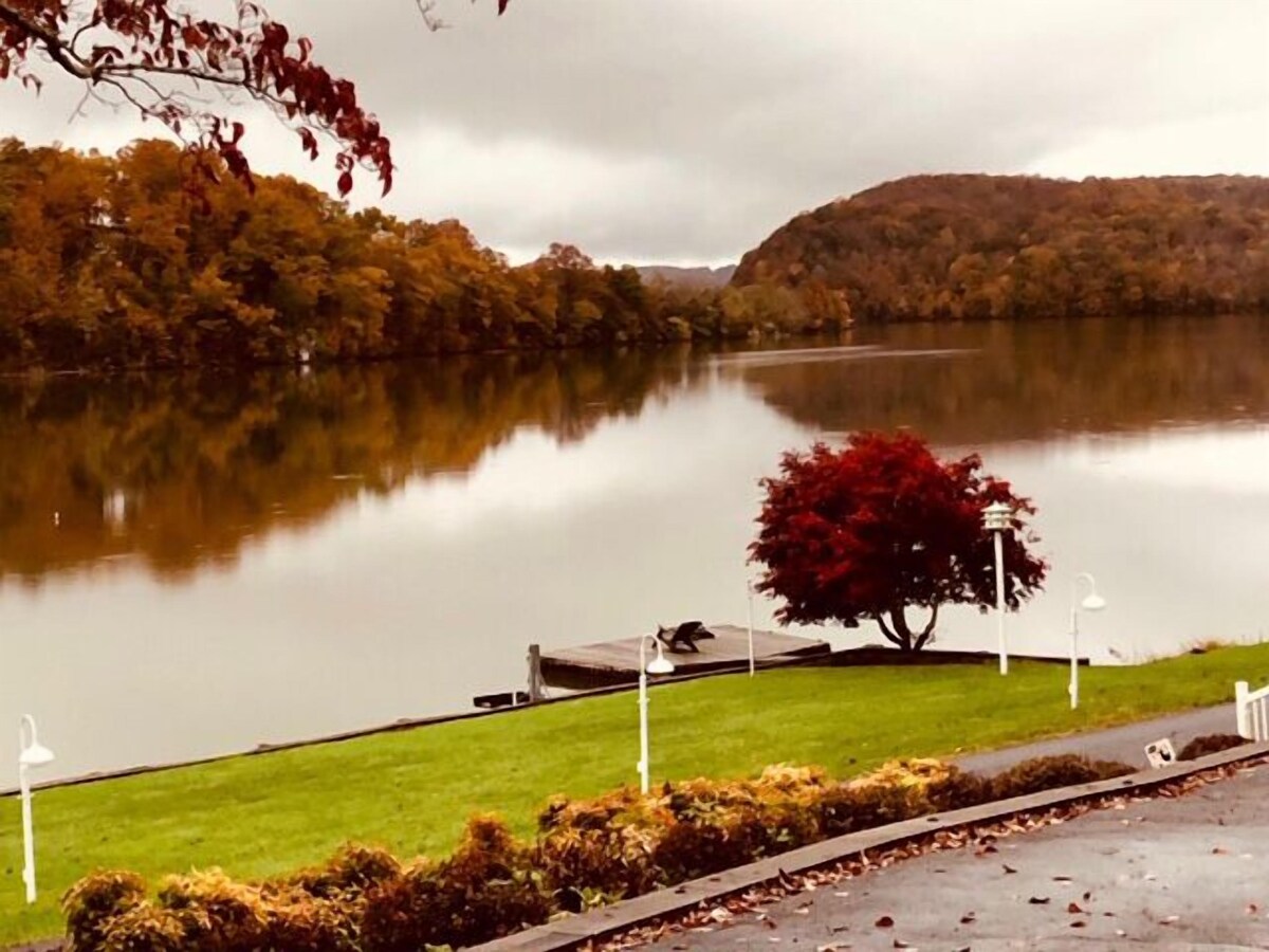 The Blue Heron Getaway on Claytor ake in the Appalachian Mountains of Virginia