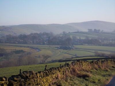 Peak District Village - Sleeps 4 - Pets Welcome - Woodburner