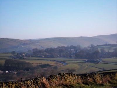 Peak District Village - Sleeps 4 - Pets Welcome - Woodburner