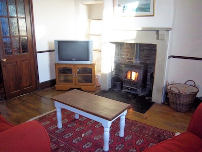 Peak District Village - Sleeps 4 - Pets Welcome - Woodburner