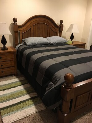 Queen bed & night tables, natural Oak wood 