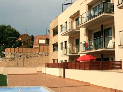 Fantástico apartamento con terraza, junto a la playa.