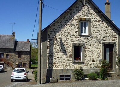 'A Cosy Cottage' - Wifi ,Garden, Ideal Base to see 'Escape to Chateau' 3 chateau