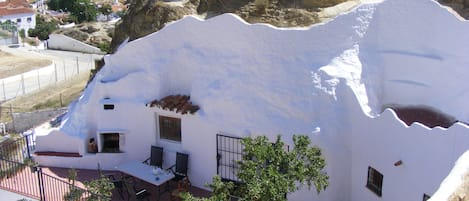 Cueva Almendro en el barrio de la Ermita Nueva