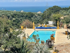 Pool mit Meerblick