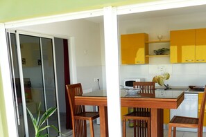 cuisine aménagée accès  rez-de-jardin
