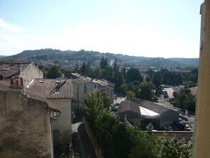 Vue sur l'extérieur et les collines verdoyantes