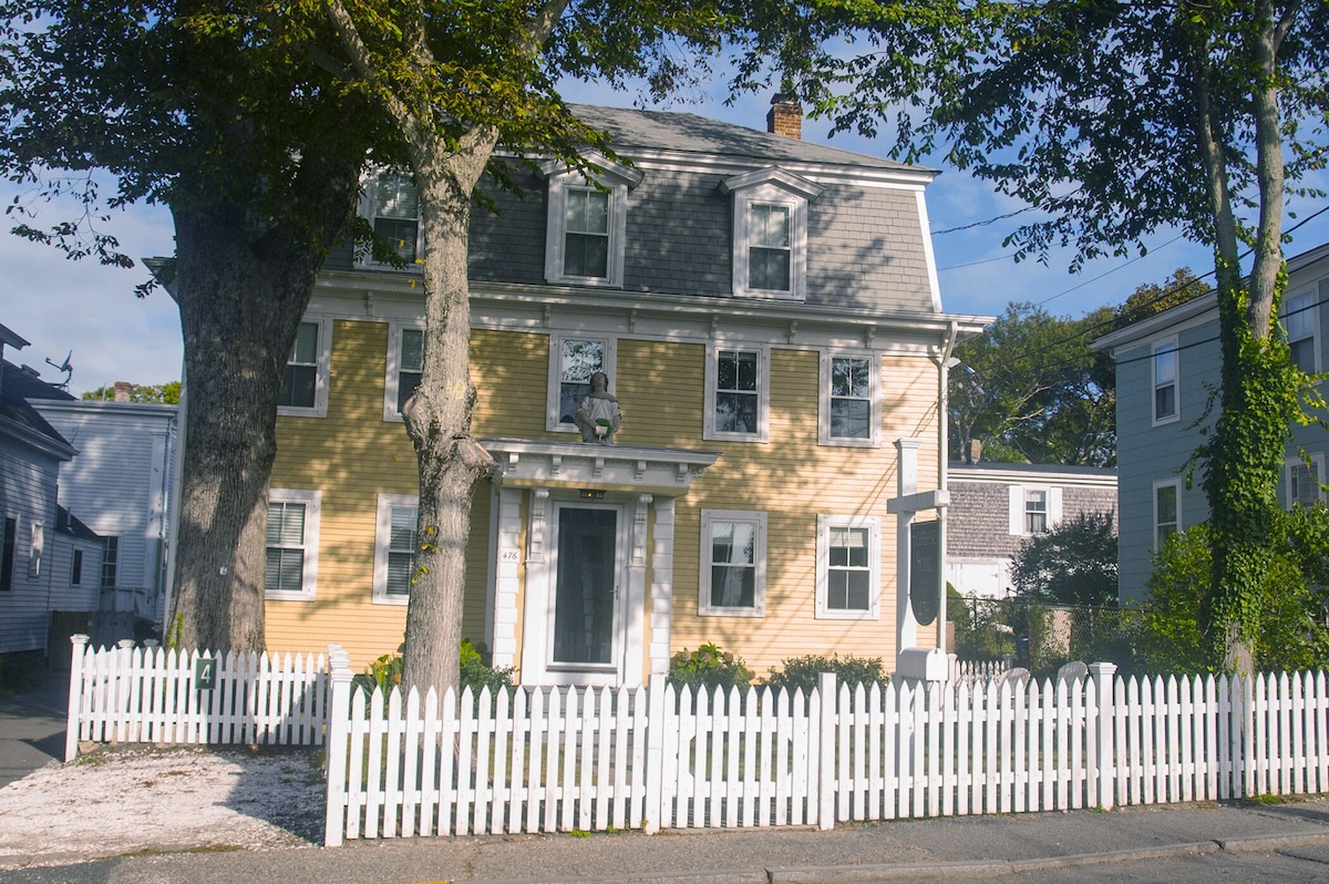 Charming 1-bedroom condo in East End of Provincetown with parking.