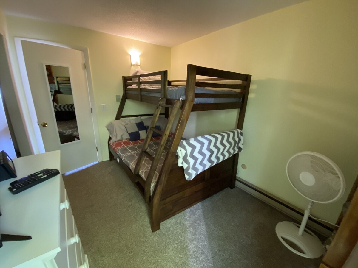 Walk to Story Land!! Updated Condo! Great Location! WiFi-TV-AC and Pool!!