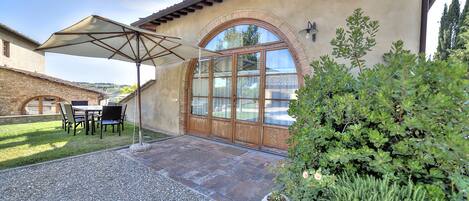 Entrance to the apartment and its equipped garden