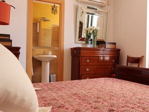 Bedroom with double bed (140 x 190 cm) and en-suite bathroom - veoapartment