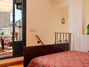 Light-filled bedroom with direct access to the terrace - veoapartment