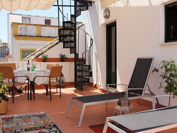 Large private terrace with garden furniture, plants and canopy - veoapartment