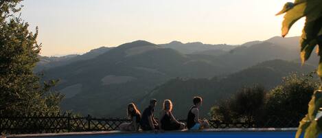 Ospiti che si godono il panorama