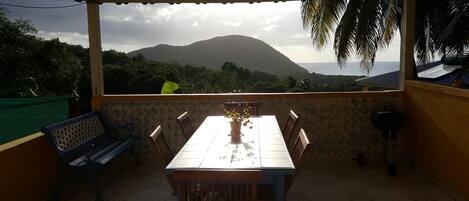 terrasse vue sur mer et montagne 