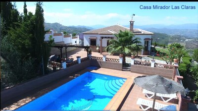 Villa con jardín, piscina privada, Aire Acondicionado, WIFI, hermosas vistas.