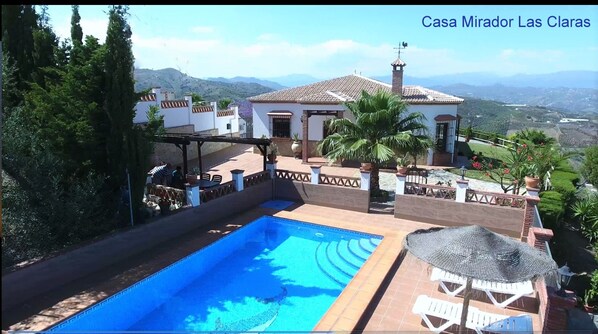 Vista general casa y piscina