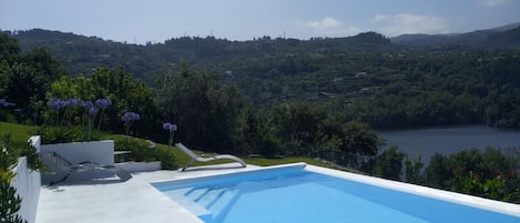 Piscina Infinita com vistas sobre o Rio Douro