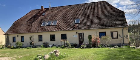 Die Ferienwohnung 2 befindet sich ebenfalls im Gesindehaus 1 im Dachgeschoss.