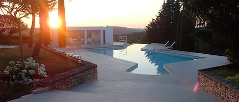 piscine et abris de piscine coucher de soleil photo d'accroche