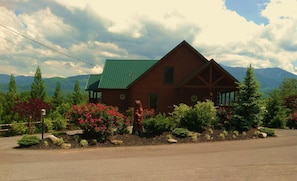 Welcome to Your Smoky Mountain Dream Log Cabin! You'll visit again & again!