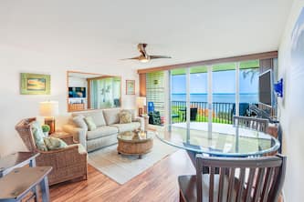 "Ocean View Oasis: Enjoy Tranquil Coconut Tree Views Overlooking Beautiful Wailua Bay!"