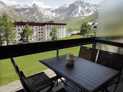 Charming south-facing apartment at the foot of the ski runs. Close to shops.