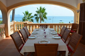 Covered terrace with views of the sea and mountain It`s ideal for lunch & dinner