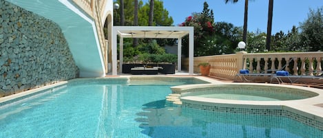 Amazing swimmning pool with salt water. Completely renovated.
