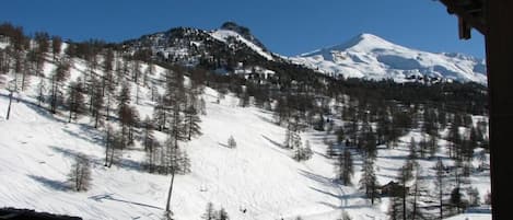 Vue sur la montagne, prise du balcon.