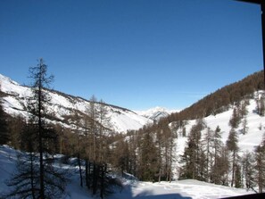 Vue sur la montagne visible de la porte d'entrée et de la chambre.