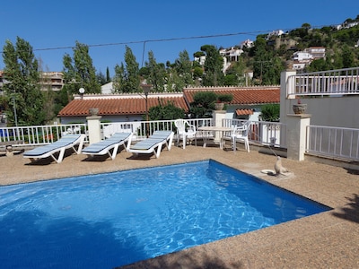 Chalé con piscina privada, gran jardin, porche, terraza y zona de juego.