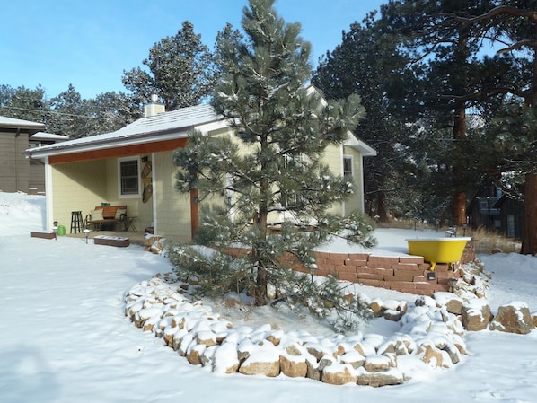 Cabin 1910 outside, winter.