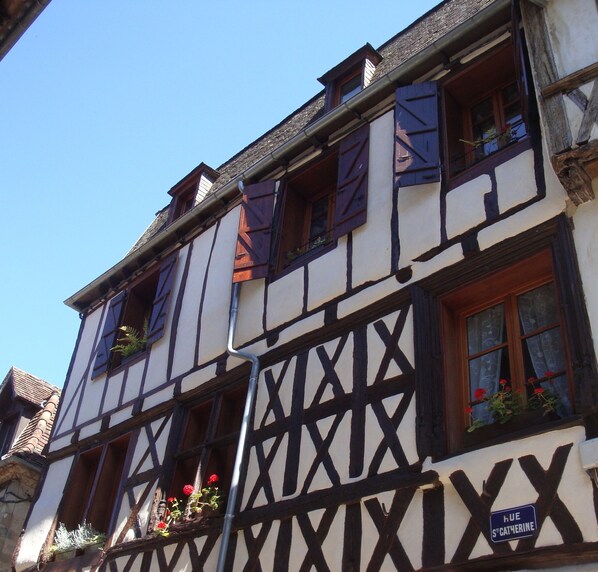 La Dordogne apartment 1st floor, colombage X's in heart of medieval Beaulieu