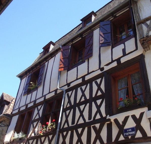 La Dordogne apartment 1st floor, colombage X's in heart of medieval Beaulieu