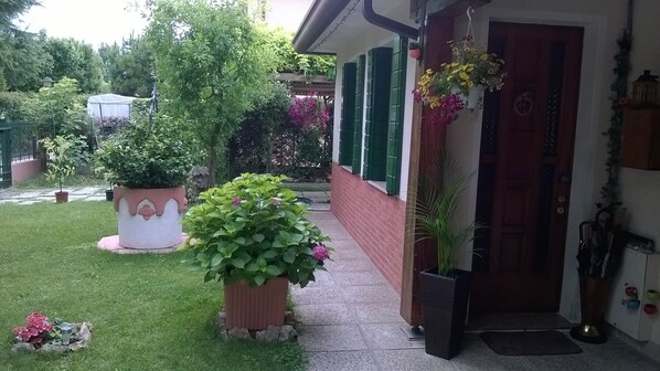 Venice-Holiday-Home-main-entrance-and-two-windows-with-view-in-the-garden