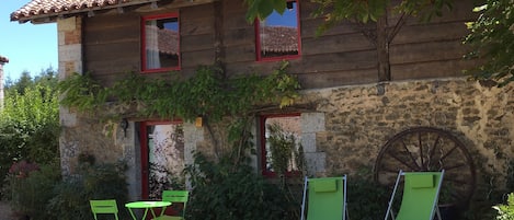 Front of cottage with outside dining