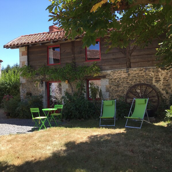 Front of cottage with outside dining