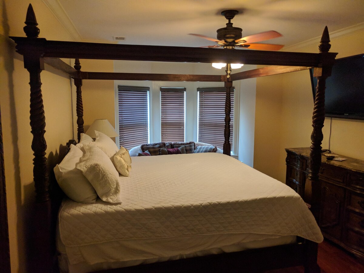 Gated 5BR/4.5BA House – Internet and Grill