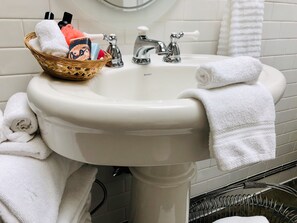 Luxury Bath in the Harborside Garden King showing our spa savvy soaps & shampoos