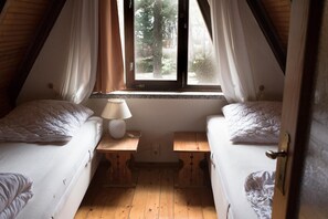 Schlafzimmer 2 mit zwei Einzel- oder einem Doppelbett und Wasserblick