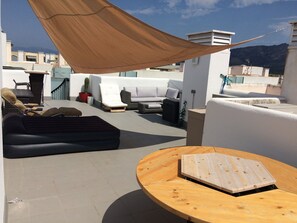 TERRASSE EQUIPEE (voile d'ombrage  à installer facilement soi même )