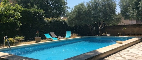 À l’abri des regards avec vue sur le Luberon et le village