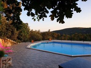 La piscine, accès privilégié aux vacanciers,  détente, fraîcheur, tranquillité.