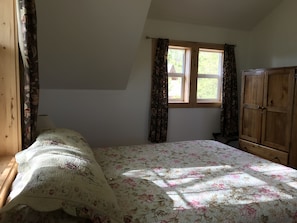 Queen bedroom with view of Denali 