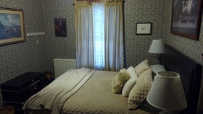 #2 Bed room with queen bed 