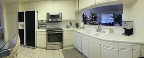 Large Gourmet Kitchen - Latest Appliances.