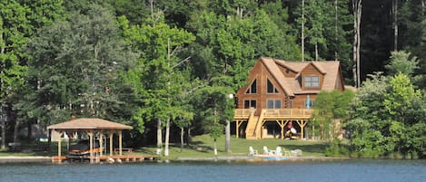 Captivating Lake Front Cabin with 5 bedrooms and 5 bathrooms