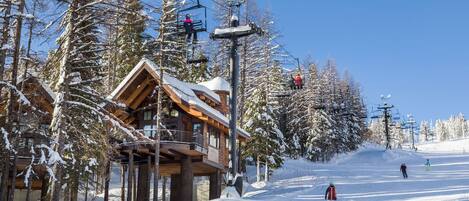 Beautiful Ponderosa Chalet, the treehouse ON the slope- best ski-in/ski-out EVER!