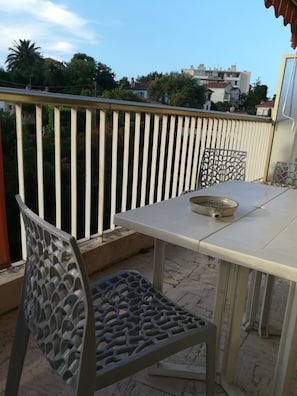 Est. Balcon desservant 3 pièces avec mobilier de jardin